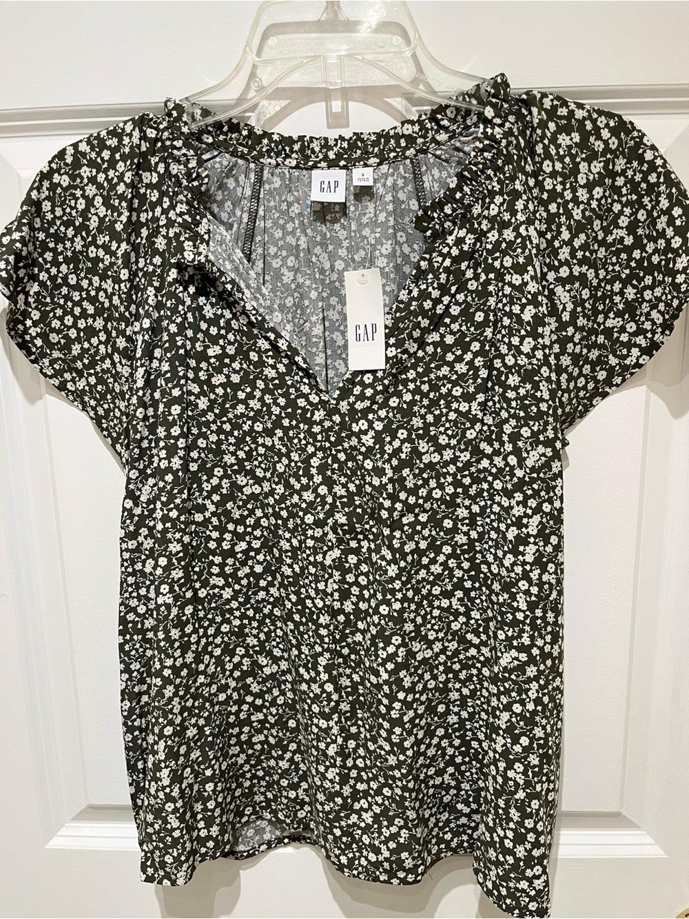 NWT GAP Dark Green and White Floral Ruffle V-Neck Blouse Size Small
